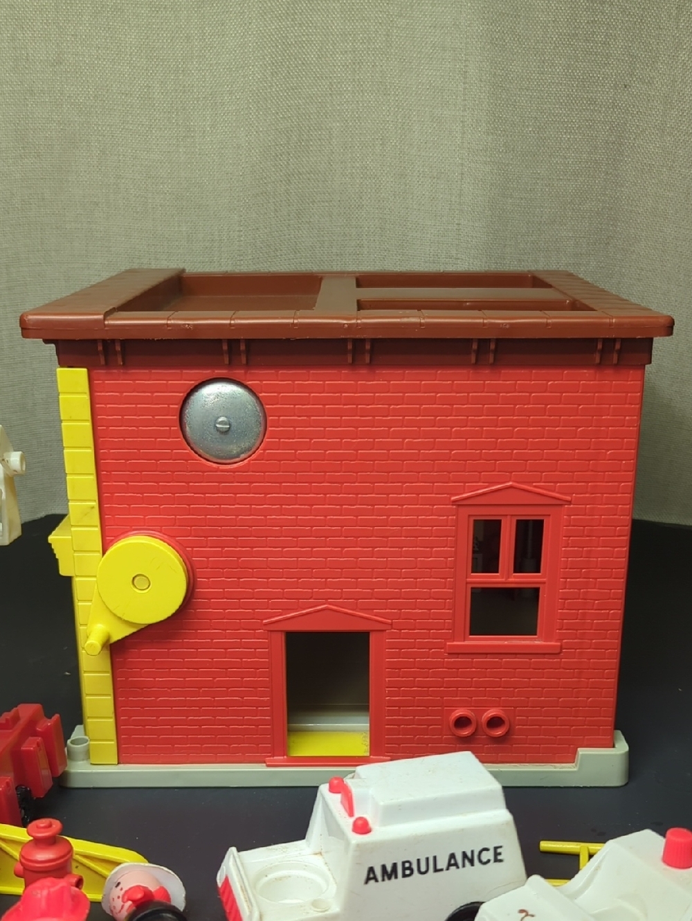 1979 VINTAGE WORKING FISHER PRICE PLAY FAMILY FIRE STATION #928 w/accessories - Picture 8 of 16